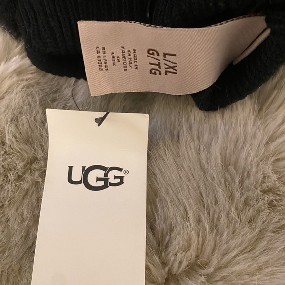 ❄️☃️NWT UGG Black Fur Mittens!☃️❄️ - Picture 3 of 4